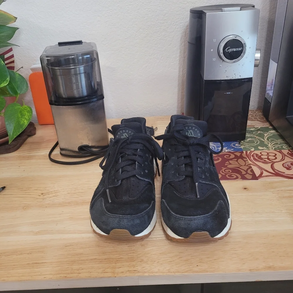 Nike Air Huarache Run Premium Black Gum Sole Women's Size 6.5 Suade Sneakers - Picture 3 of 6
